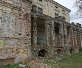 9. Сейчас поместье привлекает разве что фотографов, работающих в жанре эстетики разрушений. Некоторое время назад дворец был прибежищем для бездомных.  3