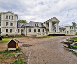 2. В июне 1812 года в этой усадьбе переночевал Наполеон. На обратном пути из России императору было уже не до ночёвок в шикарных имениях. 2