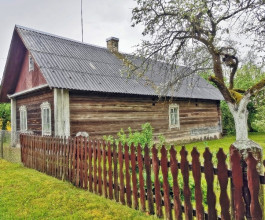 5. Территории усадьб правильной формы, сами хижины одинаковой площади, улица является главной осью посёлка. И тогда, век назад, такие поселения строились по строгой пропорции. 5
