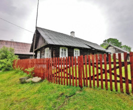 4. Деревня расположена на левом берегу реки Гауя, повторяя его изгиб. Это типичная для тех времён деревня с односторонним движением улиц. 4