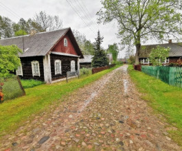 2. Мощёная улица - её ось, а избы сохранились ровно в таком виде, какими были век назад. 2