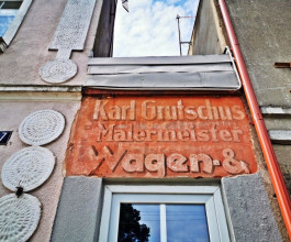 4. На некоторых фасадах зданий в центре проступают немецкие надписи. 4