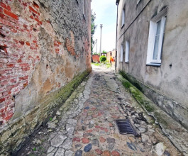 5. Узкие проходы между старыми домами с ещё той, довоенной мощённой дорогой. 5