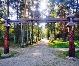 3. В парке есть алтарь, аттракционы для детей, а некоторые детали скульптур божеств двигаются. Можно поднять кузнечный молот или повернуть круг созвездий рядом со скульптурой богини Лады. 2