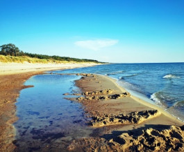 4. Прямо у литовско-латвийской границы на стороне соседей расположился одноимённый посёлок. Так и называется - Нида. И, что интересно, латышского языка здесь не услышать, как и не увидеть автомобилей с латвийскими номерами. Эта линия латвийского побе 3