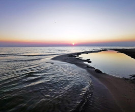 5. Оказывается, если в Литве строгие законы не позволяют скупать участки на самом берегу, то в Латвии, в которой побережье Балтийского моря в пять раз длиннее литовского, дюны и берег не считаются каким-то уникальным местом. Есть деньги - покупай хот 4