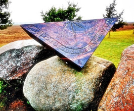 2. Сюда были доставлены два камня, символизирующие Жямайтию и Аукштайтию. В 2009 году установлен новый знак. На камнях появилась гранитная табличка с выбитыми координатами географического центра. 2