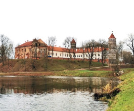 4. Резиденцией - замком в стиле Ренессанс - на протяжении полутора веков владела знатная семья и ее потомки - род Эперьеш, а в 1759 году замок был продан Антонию Онуфрию Гелгуду, государственному деятелю Великого княжества Литовского, который привел 4