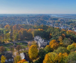 2. Дубовые аллеи сменяются еловыми рощами, каштаны - лиственницами, в глубине парка иногда раздается звук охотничьего рога. 2