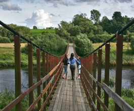 5. Этот навесной мост появился в 1989 году и сегодня остаётся одним из главных развлечений для детворы.  5