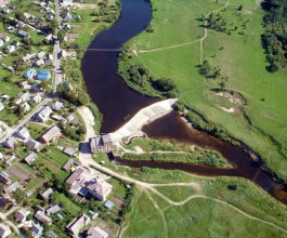 3. Мельница обеспечивала лишь часть городка электричеством. Пока одни наслаждались этим благом цивилизации, другие сидели при свечах.  3
