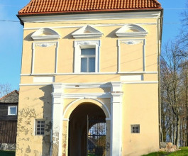 4. Именно отсюда, не с амбара, разумеется, в 1831 году началось восстание против Царской России. 4