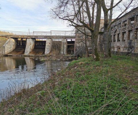 1. Плотина и картонная фабрика под Вильнюсом Гжегожа Куреца в начале прошлого века создала тысячу рабочих мест. На производство приезжали работники в том числе из Польши и Беларуси. 1