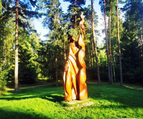 2. Это непростое место, в котором можно даже запутаться. В культуре балтов около 80 божеств и сакральных существ. Все они рассредоточены по лабиринту троп прямо в лесу, а общая система рассказывает о восприятии мира балтами, древа мира, жизненного пу 1