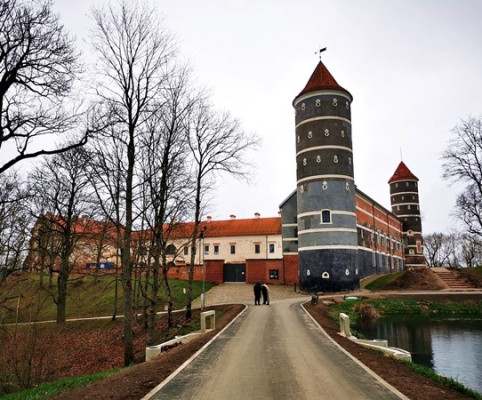 1. В XVII веке на крутом берегу Нямунаса начали возводить замок, который мы сегодня и видим. Он был спроектирован архитектором голландского происхождения Петером Нонгартом для вельможи из Венгрии Януша Эперьеша. 1