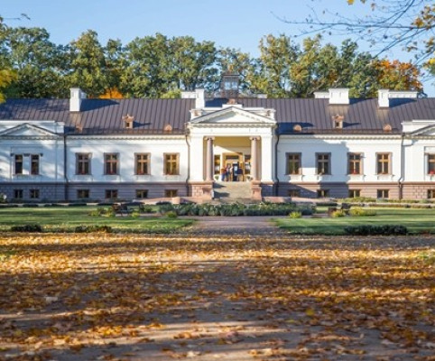 1. Гялгаудишкское поместье на левом берегу главной реки страны, как и всё в этих местах, место романтическое. 1