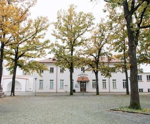 1.	Главная изюминка Таураге – замок. Хотя он никогда не носил оборонительной функции.  1