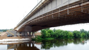 Латают самые глубокие ямы на мостах столицы