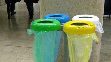 В парадных домов Вильнюса появятся мусорные корзины для рекламы