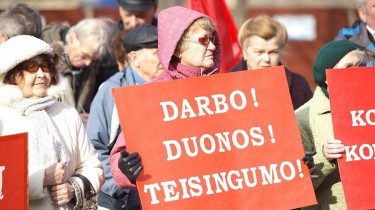 На митинге у Сейма тысячи людей требовали повысить доходы бедным