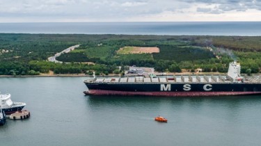 В Клайпеду прибыл самый крупный в истории контейнеровоз