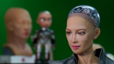 София, художник-робот, продает свое искусство за 688 888 долларов