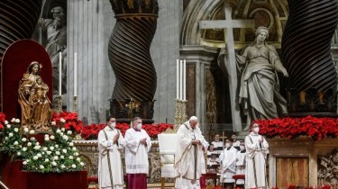 Папа Римский Франциск проводит рождественскую мессу в Ватикане (видео)