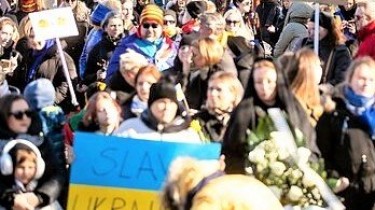 Тысячи человек протестовали у здания посольства России против войны в Украине