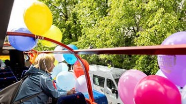 По городу ездит "Радужный автобус": в Вильнюсе начался фестиваль Baltic Pride