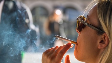 Парламент Литвы узаконил табачные магазины, запретил публично демонстрировать сигареты