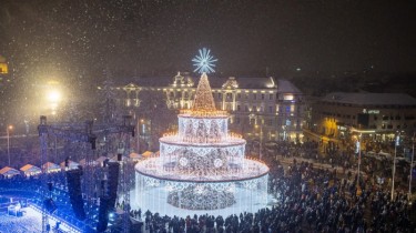 Рождество в Вильнюсе: на Кафедральной площади зажжена главная елка столицы