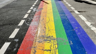 После марша ЛГБТК в Вильнюсе пешеходный переход окрасили в радужные цвета, подозреваемый задержан