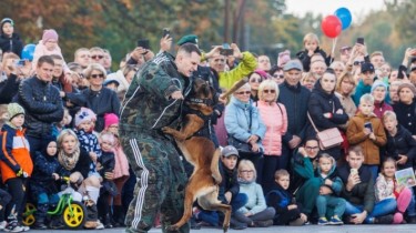 В Таураге проходит праздник общественности и полиции, ожидают прибытия подразделения "Aras" на вертолетах