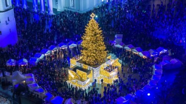 На Кафедральной площади Вильнюса торжественно зажжена Рождественская елка