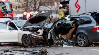 В Вильнюсе столкнулись три автомобиля, пострадали не менее 11 человек