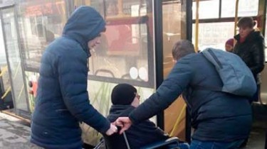 Пожилому пассажиру нужна помощь