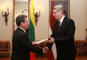 А.Валенис вступил в права посла Литвы в Латвии