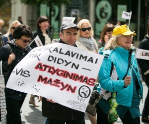 Четыре профсоюза педагогов Литвы с пятницы прекращают забастовку