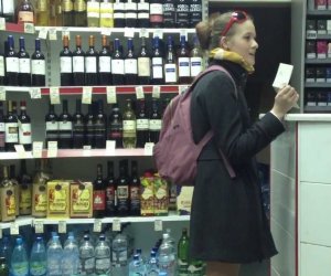 Часть покупателей возмущает требование паспорта при покупке алкоголя