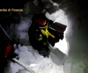 Число жертв при сходе лавины на отель в Италии достигло 21