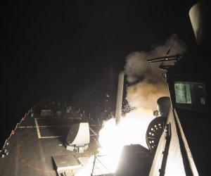  США нанесли ракетный удар по аэродрому в Сирии