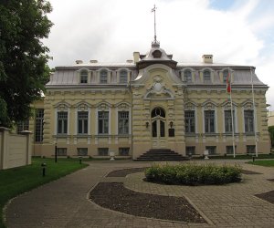 На территорию посольства Белоруссии в Вильнюсе забросили пачку сигарет с петардой
