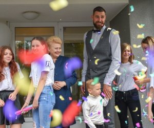 Президент и баскетболист Й. Валанчюнас открыли в Вильнюсе дневной центр для подростков
