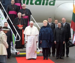 В Литву с историческим визитом прибыл папа римский Франциск (дополнено)