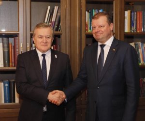 Премьер Литвы просит у польского министра помощи литовскому культурному центру в Сувалках