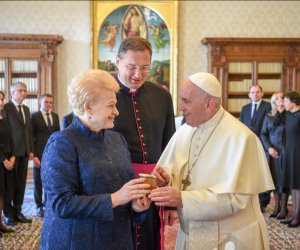 Президент поблагодарила папу римского за визит в Литву, вручила подарки