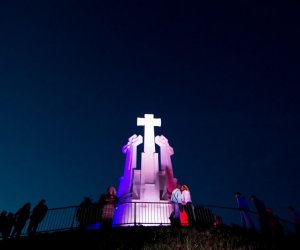 Три креста в Вильнюсе окрасятся в цвета флага Франции