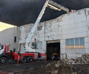 С места пожара в Алитусе планируется начать вывоз опасных отходов