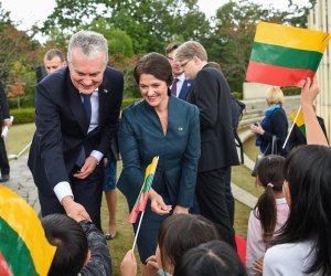 После визита в Японию президент Литвы посетил обучающуюся в Южной Корее дочь