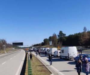 На дорогах у границ Польши и Германии - очереди фур до 30 км, литовцы блокируют дорогу (дополнено)